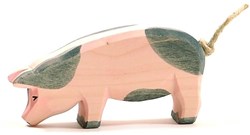 Ostheimer Holz Schwein Bauernhof Spielfigur gefleckt Kopf nach unten
