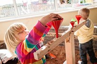 Cosy Riesenschalen und Trichterständer mit weißen Eimern - Lernspielzeug