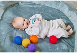 Cosy Regenbogen Filzbälle Groß - Lernspielzeug Set für Kinder