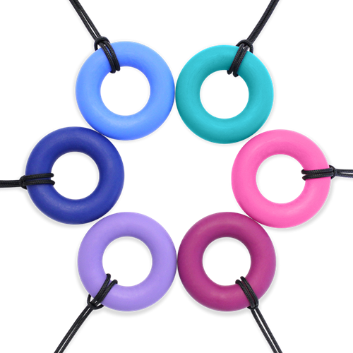 ARK Therapeutic bijtketting ring donkerblauw kauwsieraad speelgoed Ronde kauwketting met een breed hangertje voor wie graag met de voortanden kauwt.-2