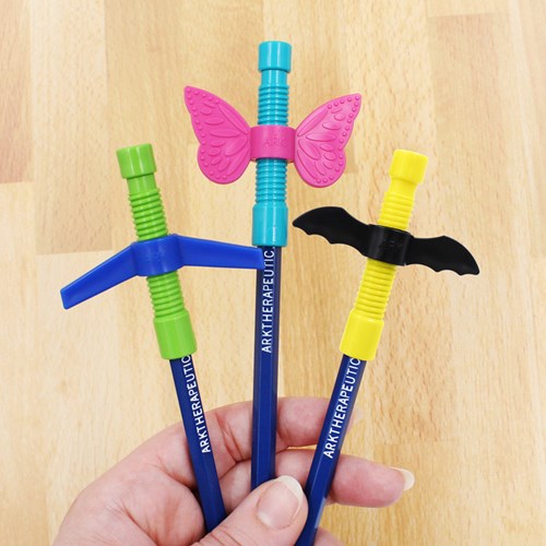 ARK Therapeutic Fidget Spinner Bleistiftaufsatz Fledermaus Multicolor Spielzeug Draaiende fidget met vleugelontwerp, te gebruiken als handfidget of potloodtopper.-3