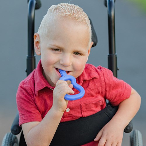 ARK Therapeutic kauwspeelgoed gitaar rood sensorisch hulpmiddel kinderen Langwerpige, getextureerde handkauwtool in gitaarvorm voor de kiezen achterin de mond, kinderen en volwassenen.-3