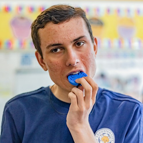 ARK Therapeutic kauwketting Spider Bite rood voor kinderen sensorisch Groot, spinvormig kauwsieraad met uitsparingen, ideaal voor stevige voortandenkauwers.-3