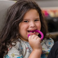 ARK Therapeutic kauw armband sensorisch speelgoed rood voor kinderen Getextureerde kauwarmband om te draaien om de pols, alternatief voor kauwen op mouwen, voor kinderen en volwassenen.-3