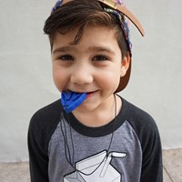 ARK Therapeutic kauwsieraad dinosaurus ketting rood voor kinderen Kauwketting met fossielenafdruk en drie kauwpunten, geliefd bij dinofans, voor kinderen en volwassenen.-3