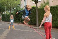 BS Toys springelastiek - kleurrijk springtouw voor kinderen - buitenspeelgoed-3