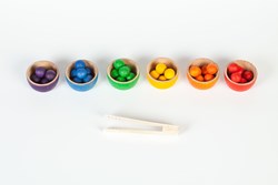 Grapat houten speelgoed schaaltjes en knikkers set met pincet